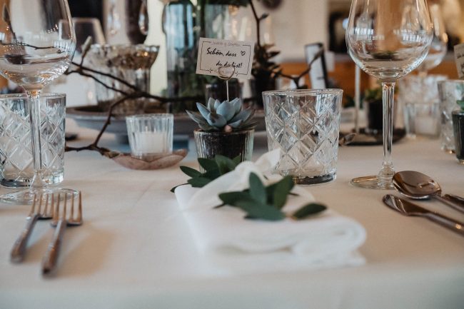 Hochzeitsdekoration und Hochzeitsblumen auf dem Eckberg bei Kitchen and Soul in Baden-Baden. Dekoriert von AriSi Member of Blackforest Wedding Crew.