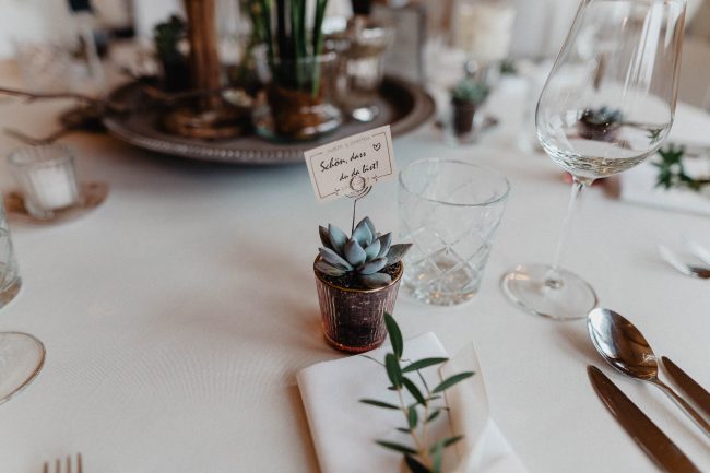 Hochzeitsdekoration und Hochzeitsblumen auf dem Eckberg bei Kitchen and Soul in Baden-Baden. Dekoriert von AriSi Member of Blackforest Wedding Crew.