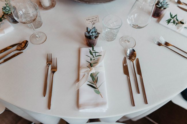 Hochzeitsdekoration und Hochzeitsblumen auf dem Eckberg bei Kitchen and Soul in Baden-Baden. Dekoriert von AriSi Member of Blackforest Wedding Crew.