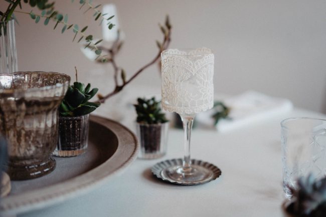 Hochzeitsdekoration und Hochzeitsblumen auf dem Eckberg bei Kitchen and Soul in Baden-Baden. Dekoriert von AriSi Member of Blackforest Wedding Crew.