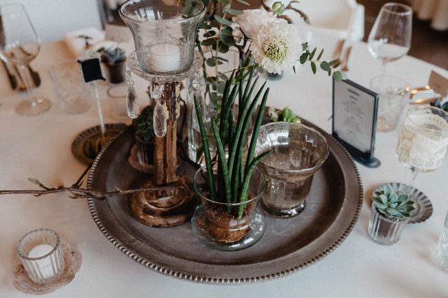 Hochzeitsdekoration und Hochzeitsblumen auf dem Eckberg bei Kitchen and Soul in Baden-Baden. Dekoriert von AriSi Member of Blackforest Wedding Crew.