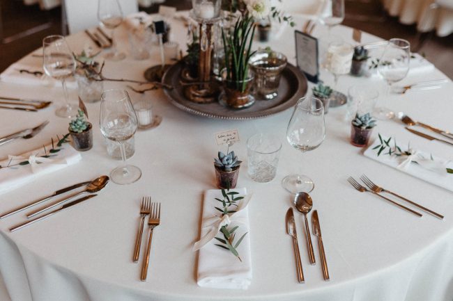 Hochzeitsdekoration und Hochzeitsblumen auf dem Eckberg bei Kitchen and Soul in Baden-Baden. Dekoriert von AriSi Member of Blackforest Wedding Crew.