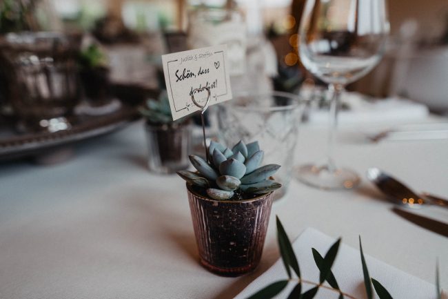 Hochzeitsdekoration und Hochzeitsblumen auf dem Eckberg bei Kitchen and Soul in Baden-Baden. Dekoriert von AriSi Member of Blackforest Wedding Crew.