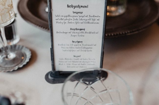 Hochzeitsdekoration und Hochzeitsblumen auf dem Eckberg bei Kitchen and Soul in Baden-Baden. Dekoriert von AriSi Member of Blackforest Wedding Crew.