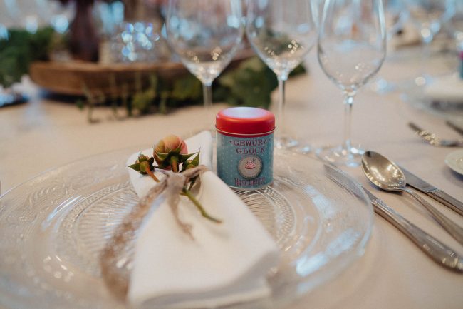 Hochzeitsdekoration und Hochzeitsblumen auf dem Schloss Eberstein in Gernsbach. Dekoriert von AriSi Member of Blackforest Wedding Crew.