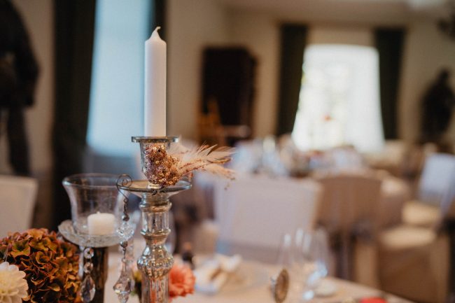 Hochzeitsdekoration und Hochzeitsblumen auf dem Schloss Eberstein in Gernsbach. Dekoriert von AriSi Member of Blackforest Wedding Crew.