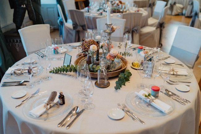 Hochzeitsdekoration und Hochzeitsblumen auf dem Schloss Eberstein in Gernsbach. Dekoriert von AriSi Member of Blackforest Wedding Crew.