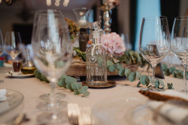 Hochzeitsdekoration und Hochzeitsblumen auf dem Schloss Eberstein in Gernsbach. Dekoriert von AriSi Member of Blackforest Wedding Crew.