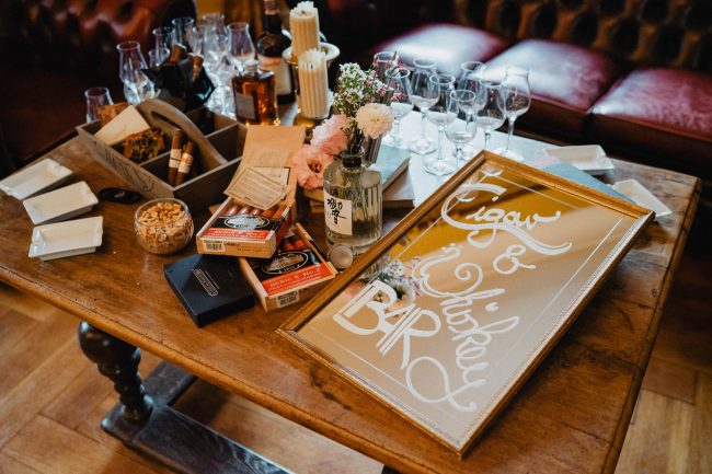 Hochzeitsdekoration und Hochzeitsblumen auf dem Schloss Eberstein in Gernsbach. Dekoriert von AriSi Member of Blackforest Wedding Crew.