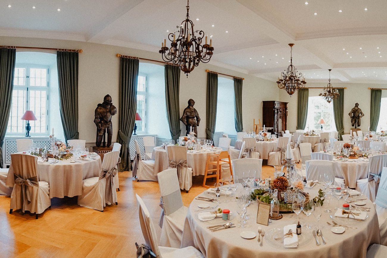 Hochzeitsdekoration und Hochzeitsblumen auf dem Schloss Eberstein in Gernsbach. Dekoriert von AriSi Member of Blackforest Wedding Crew.