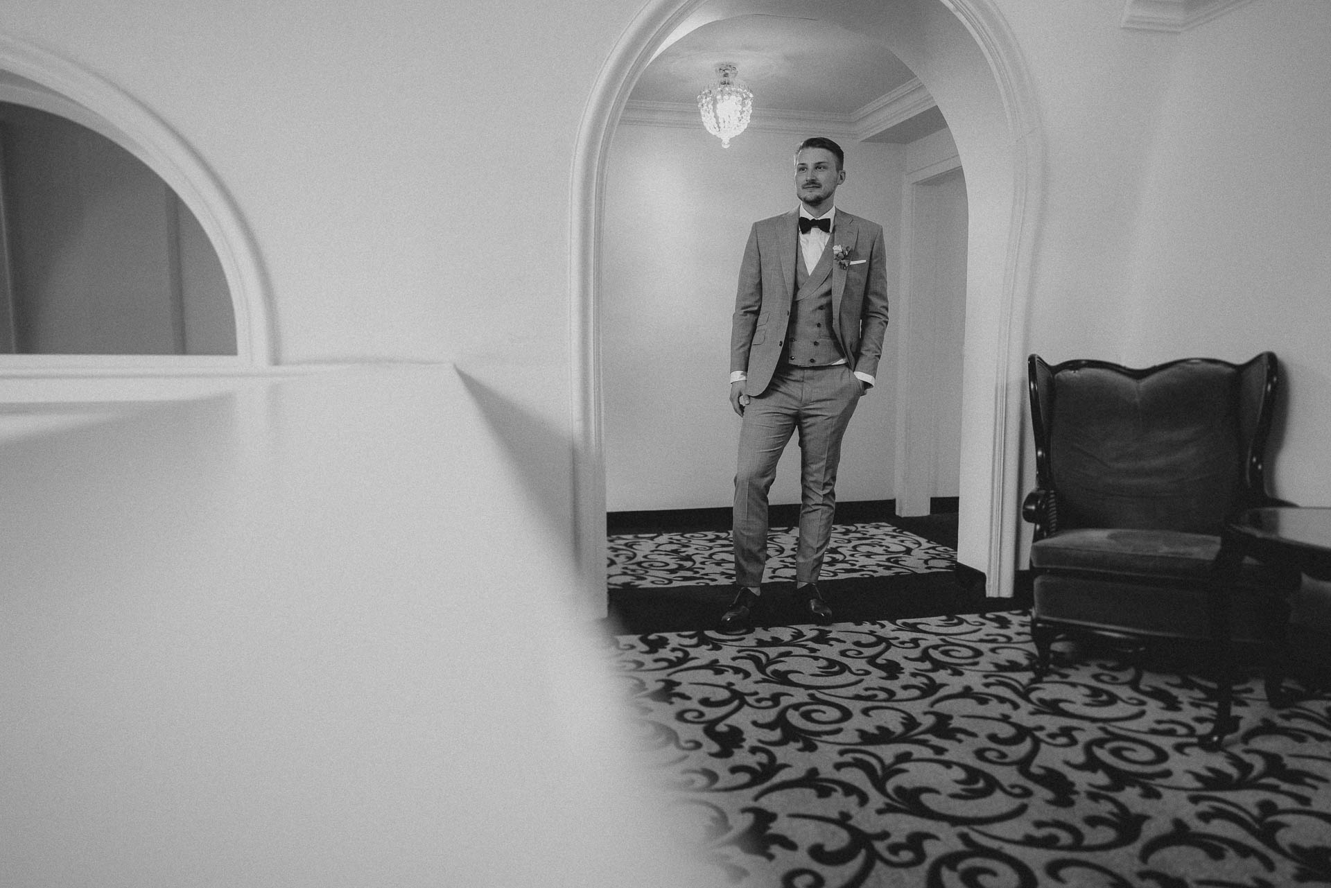 Bräutigam mit einem grauen Anzug von Stilwolf aus Karlsruhe, fotografiert von Lisa und Andi Photography.