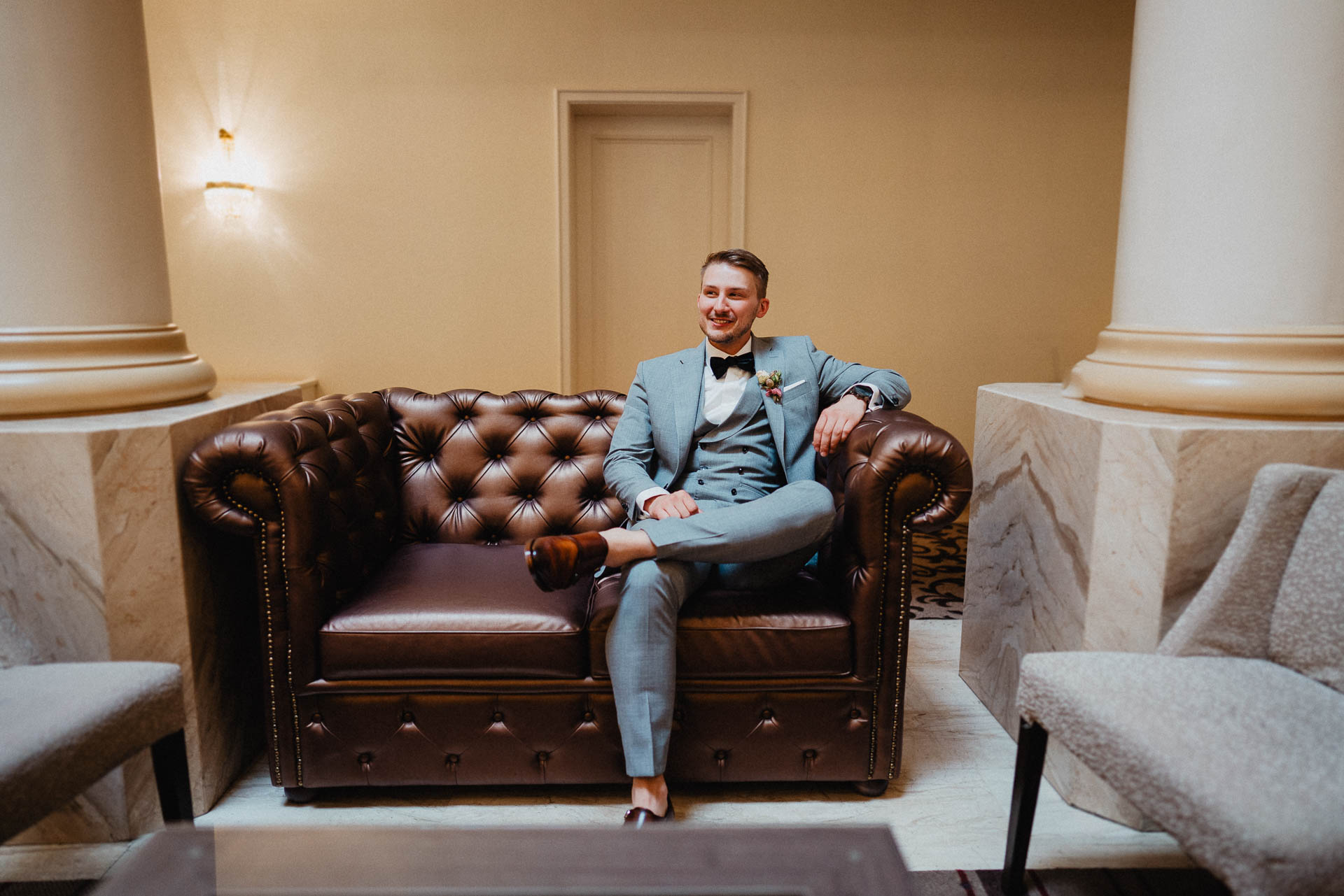 Bräutigam mit einem grauen Anzug von Stilwolf aus Karlsruhe, fotografiert von Lisa und Andi Photography.