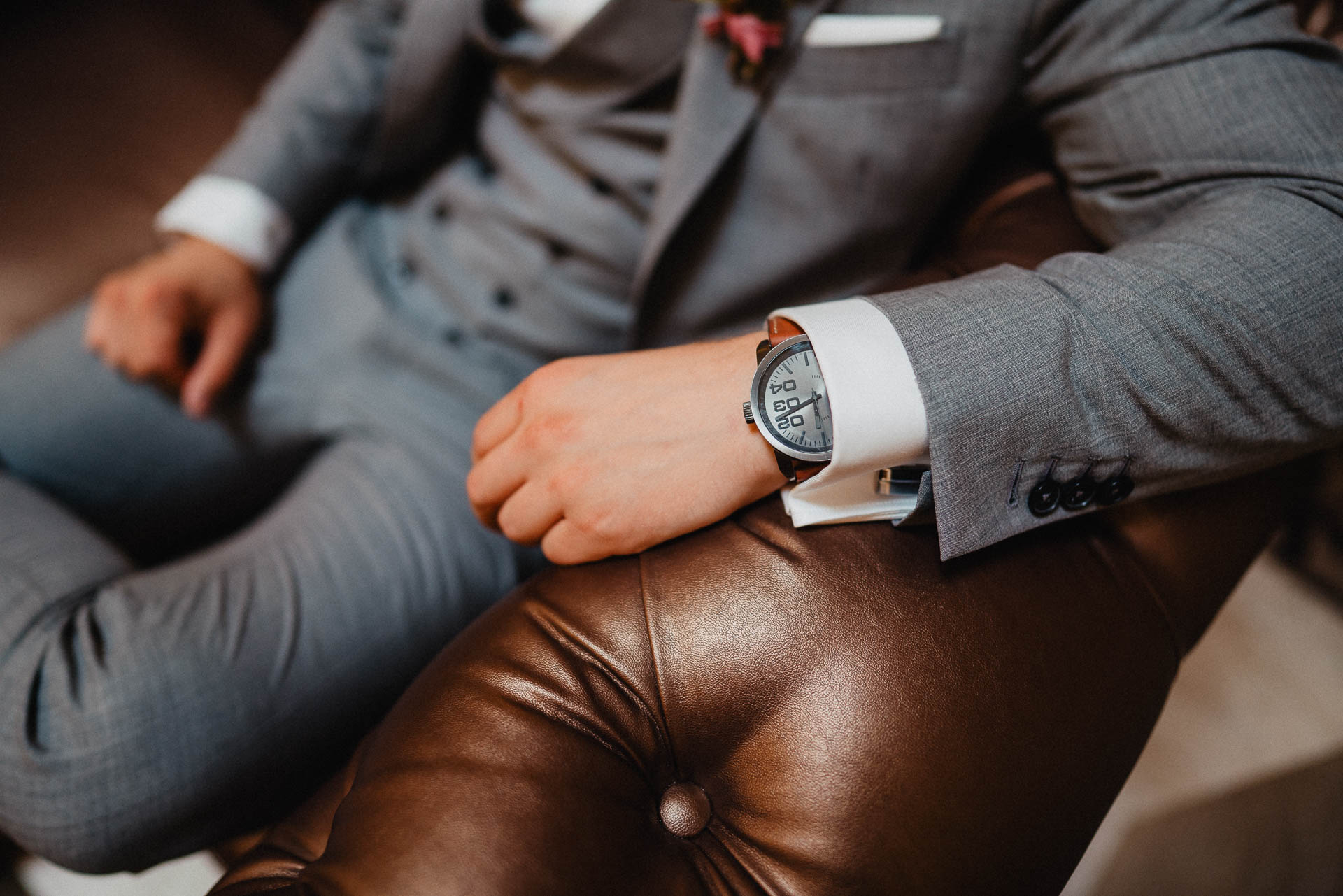 Bräutigam mit einem grauen Anzug von Stilwolf aus Karlsruhe, fotografiert von Lisa und Andi Photography.