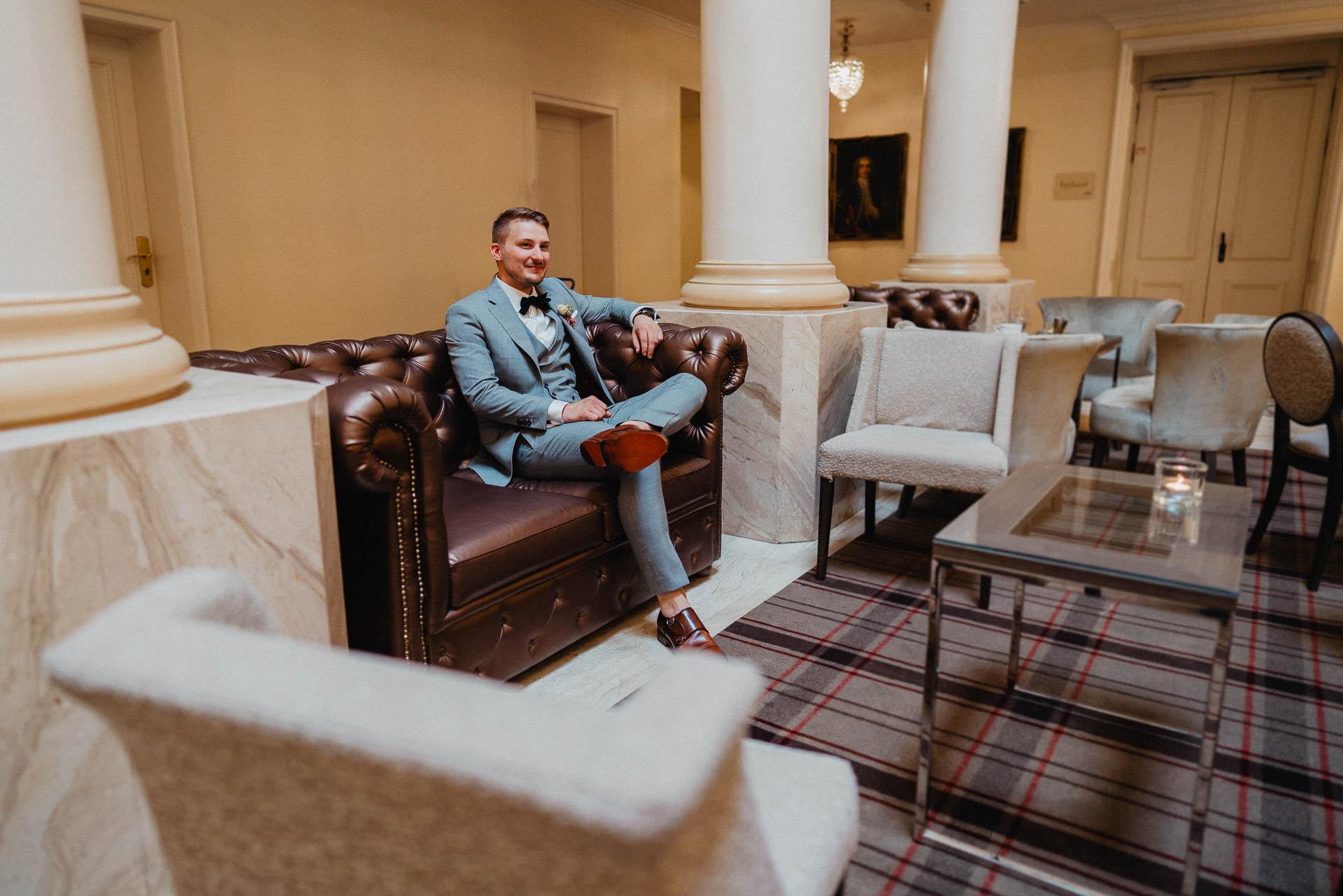 Bräutigam mit einem grauen Anzug von Stilwolf aus Karlsruhe, fotografiert von Lisa und Andi Photography.