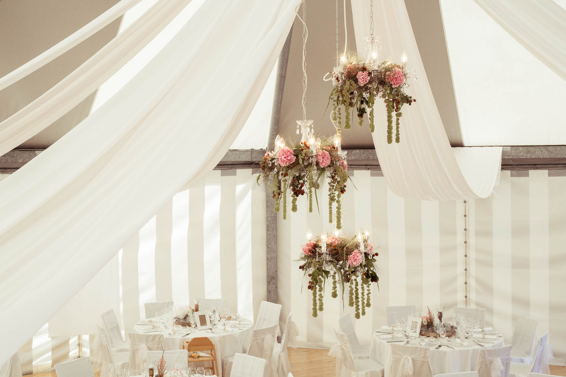 Country Hochzeit auf dem Akademie Schloss Rotenfels mit Hochzeitsdekoration von AriSi, Member of Blackforest Wedding Crew.