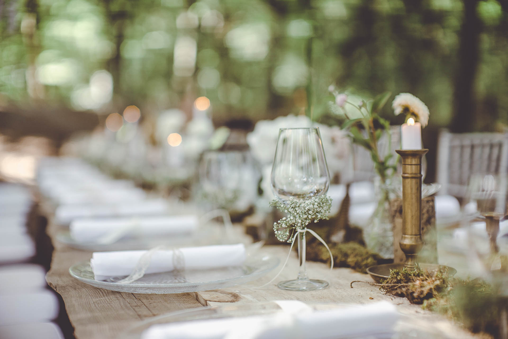 Wunderschöne Waldhochzeit mit Hochzeitsdekoration von AriSi, Member of Blackforest Wedding Crew.