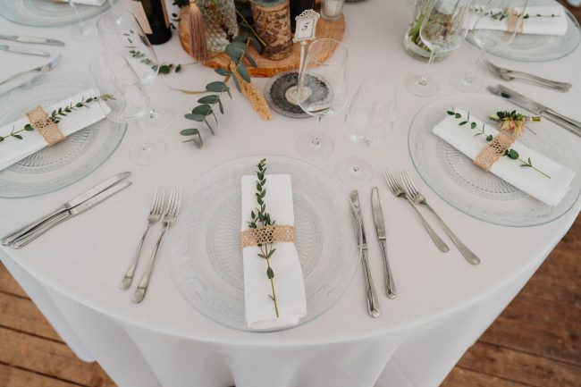 Hochzeitsdekoration und Hochzeitsblumen auf dem Weingut Nägelsförst. Dekoriert von AriSi Member of Blackforest Wedding Crew.