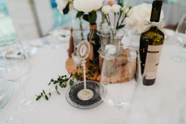 Hochzeitsdekoration und Hochzeitsblumen auf dem Weingut Nägelsförst. Dekoriert von AriSi Member of Blackforest Wedding Crew.