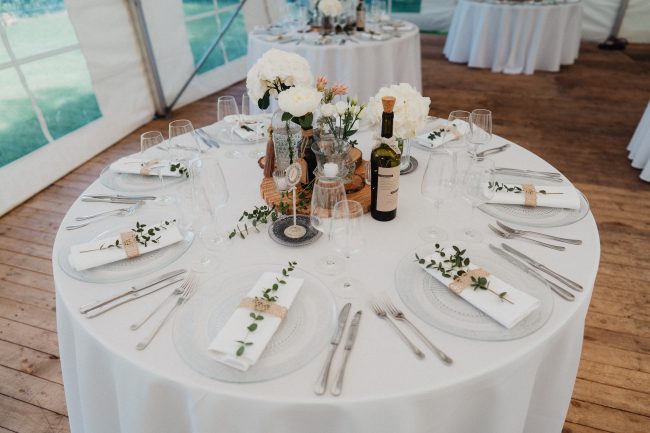 Hochzeitsdekoration und Hochzeitsblumen auf dem Weingut Nägelsförst. Dekoriert von AriSi Member of Blackforest Wedding Crew.