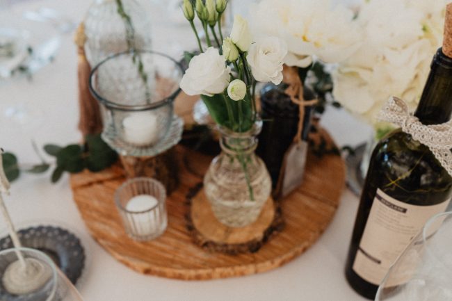 Hochzeitsdekoration und Hochzeitsblumen auf dem Weingut Nägelsförst. Dekoriert von AriSi Member of Blackforest Wedding Crew.