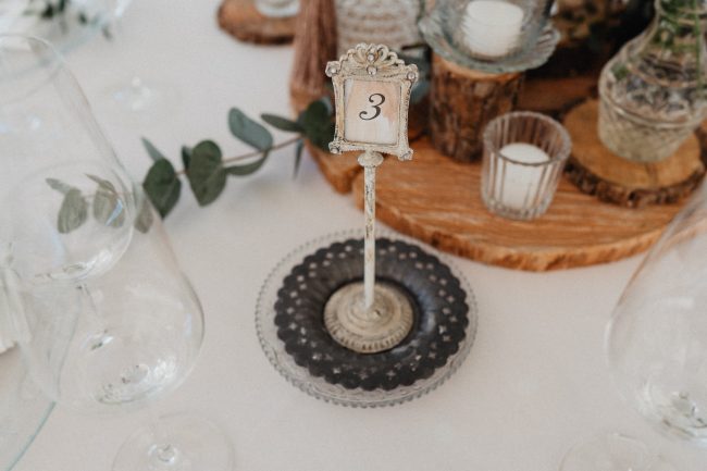 Hochzeitsdekoration und Hochzeitsblumen auf dem Weingut Nägelsförst. Dekoriert von AriSi Member of Blackforest Wedding Crew.