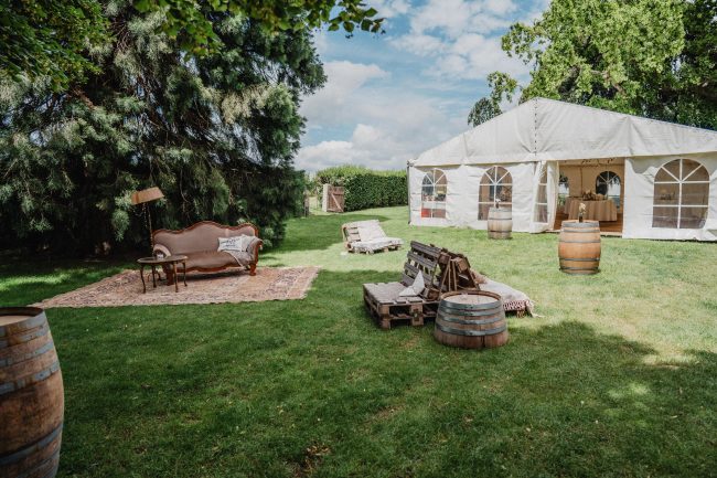 Hochzeitsdekoration und Hochzeitsblumen auf dem Weingut Nägelsförst. Dekoriert von AriSi Member of Blackforest Wedding Crew.