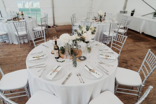 Hochzeitsdekoration und Hochzeitsblumen auf dem Weingut Nägelsförst. Dekoriert von AriSi Member of Blackforest Wedding Crew.