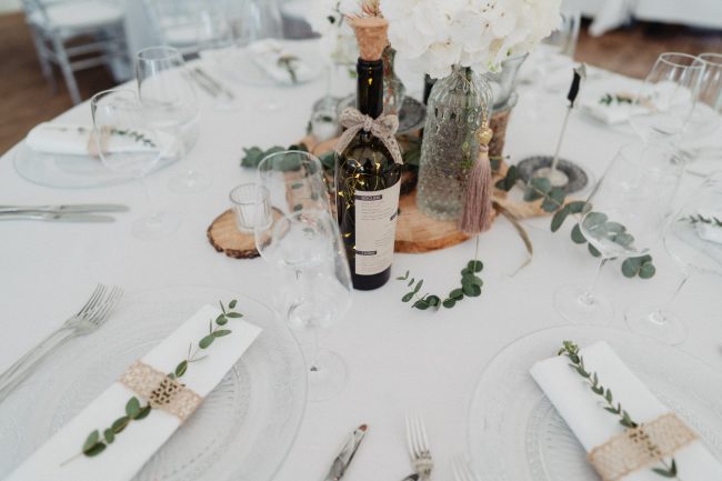 Hochzeitsdekoration und Hochzeitsblumen auf dem Weingut Nägelsförst. Dekoriert von AriSi Member of Blackforest Wedding Crew.