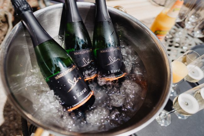 Hochzeitsdekoration und Hochzeitsblumen auf dem Weingut Nägelsförst. Dekoriert von AriSi Member of Blackforest Wedding Crew.