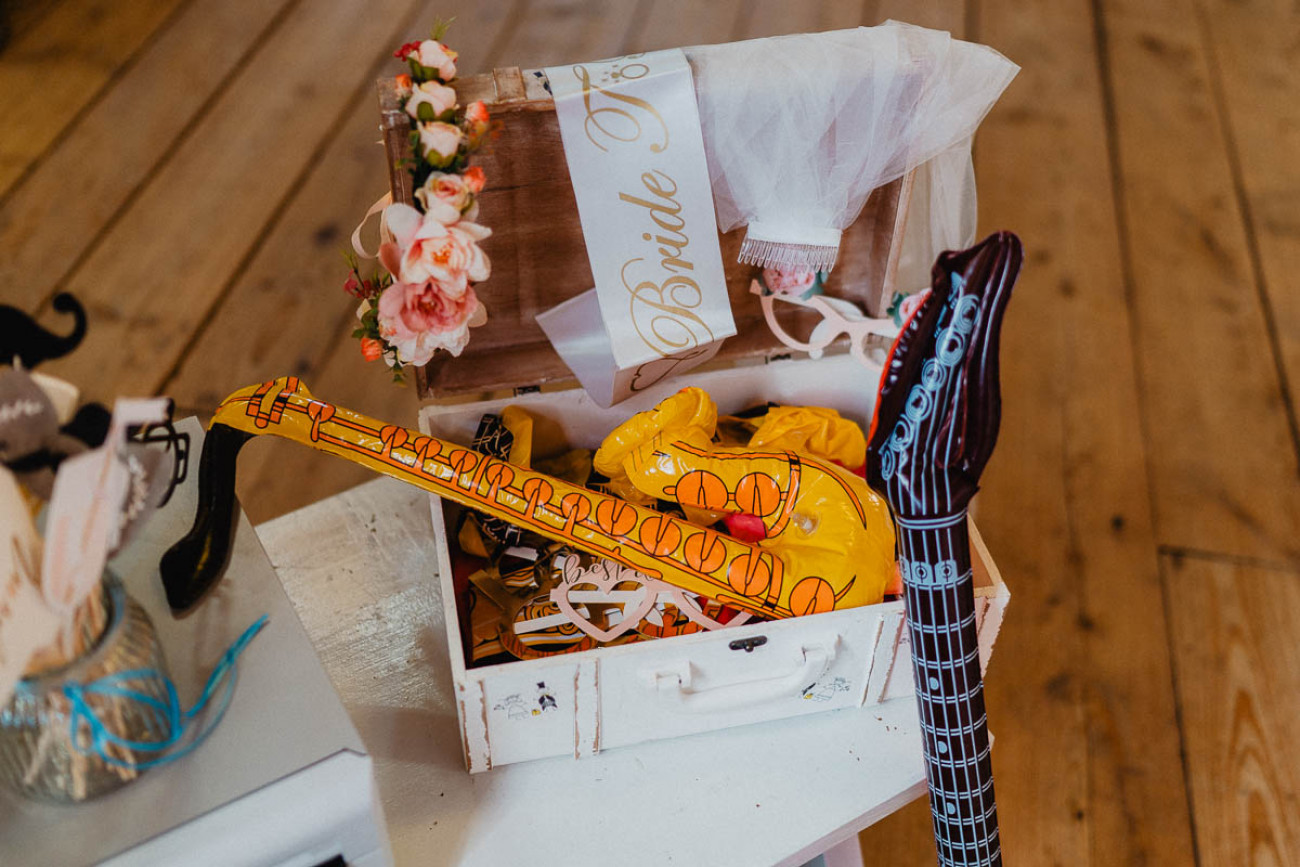 Hochzeitsinspiration auf dem Hofgut Bärenschlössle in Freudenstadt. Hochzeitsfotografie, Hochzeitsdekoration, Hochzeitsplanung, Hochzeitssängerin, freie Trauernder in und Weddingdriver von der Blackforest-Wedding-Crew.