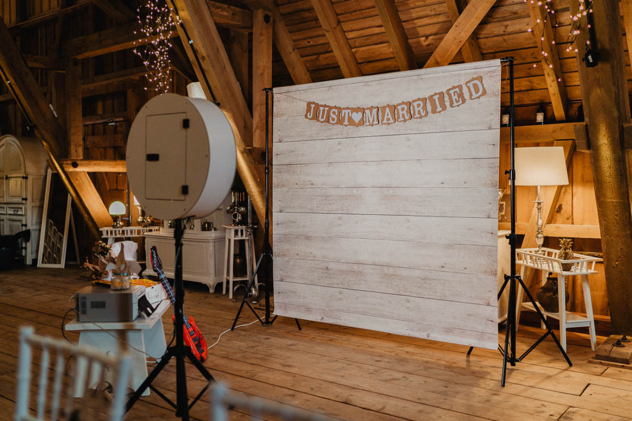 Hochzeitsinspiration auf dem Hofgut Bärenschlössle in Freudenstadt. Hochzeitsfotografie, Hochzeitsdekoration, Hochzeitsplanung, Hochzeitssängerin, freie Trauernder in und Weddingdriver von der Blackforest-Wedding-Crew.