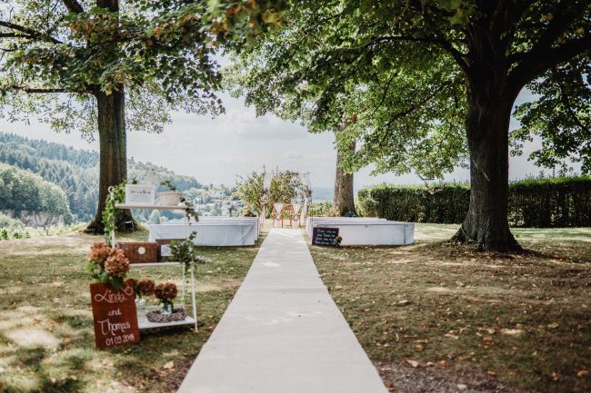 Hochzeit auf dem Weingut Nägelsförst bei Baden-Baden fotografiert von Lisa Un Andi Photography. Braut im Brautkleid von der Bridalboutique Baden-Baden. Freie Trauung mit Blick über die Weinreben.