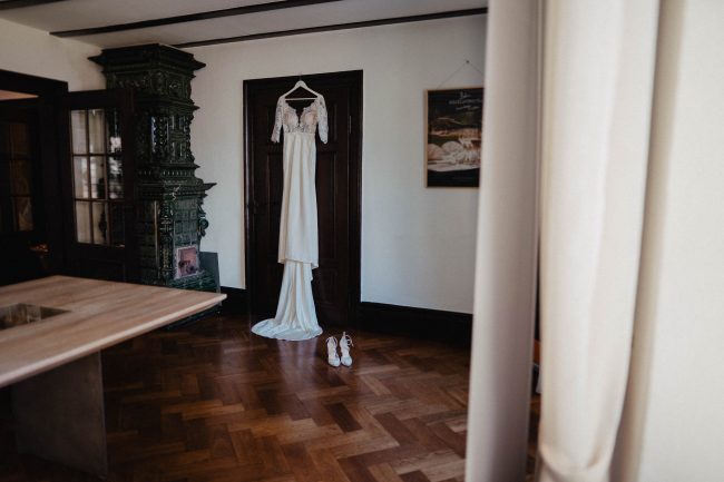 Hochzeit auf dem Weingut Nägelsförst bei Baden-Baden fotografiert von Lisa Un Andi Photography. Braut im Brautkleid von der Bridalboutique Baden-Baden. Freie Trauung mit Blick über die Weinreben.