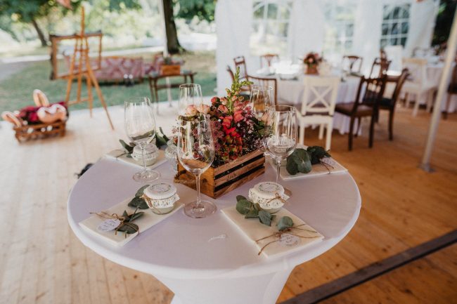Hochzeit auf dem Weingut Nägelsförst bei Baden-Baden fotografiert von Lisa Un Andi Photography. Braut im Brautkleid von der Bridalboutique Baden-Baden. Freie Trauung mit Blick über die Weinreben.