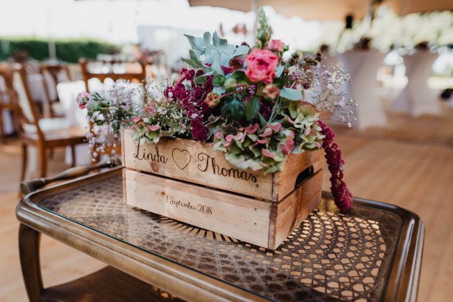 Hochzeit auf dem Weingut Nägelsförst bei Baden-Baden fotografiert von Lisa Un Andi Photography. Braut im Brautkleid von der Bridalboutique Baden-Baden. Freie Trauung mit Blick über die Weinreben.