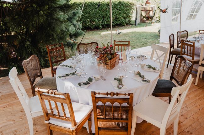 Hochzeit auf dem Weingut Nägelsförst bei Baden-Baden fotografiert von Lisa Un Andi Photography. Braut im Brautkleid von der Bridalboutique Baden-Baden. Freie Trauung mit Blick über die Weinreben.
