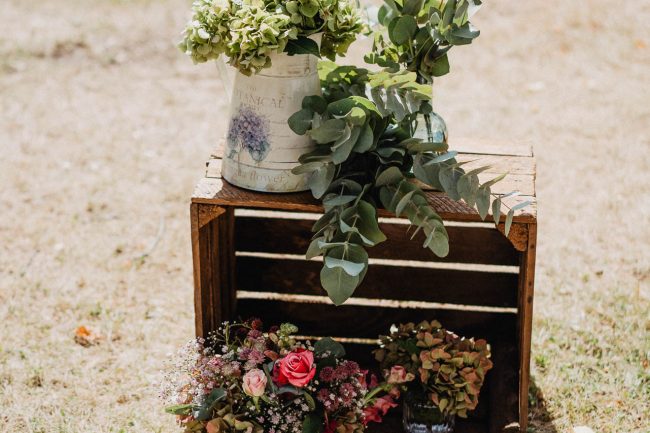 Hochzeit auf dem Weingut Nägelsförst bei Baden-Baden fotografiert von Lisa Un Andi Photography. Braut im Brautkleid von der Bridalboutique Baden-Baden. Freie Trauung mit Blick über die Weinreben.