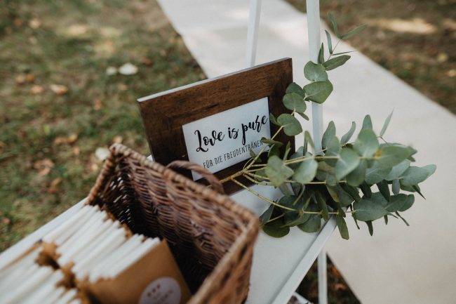Hochzeit auf dem Weingut Nägelsförst bei Baden-Baden fotografiert von Lisa Un Andi Photography. Braut im Brautkleid von der Bridalboutique Baden-Baden. Freie Trauung mit Blick über die Weinreben.