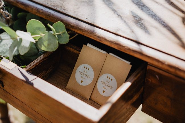 Hochzeit auf dem Weingut Nägelsförst bei Baden-Baden fotografiert von Lisa Un Andi Photography. Braut im Brautkleid von der Bridalboutique Baden-Baden. Freie Trauung mit Blick über die Weinreben.