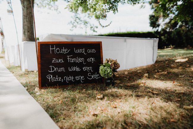 Hochzeit auf dem Weingut Nägelsförst bei Baden-Baden fotografiert von Lisa Un Andi Photography. Braut im Brautkleid von der Bridalboutique Baden-Baden. Freie Trauung mit Blick über die Weinreben.