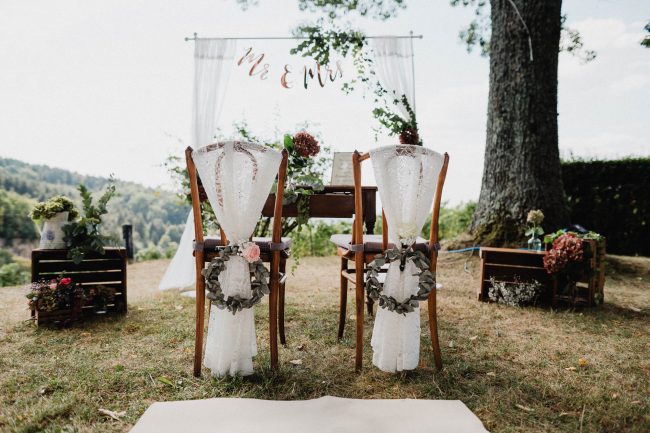 Hochzeit auf dem Weingut Nägelsförst bei Baden-Baden fotografiert von Lisa Un Andi Photography. Braut im Brautkleid von der Bridalboutique Baden-Baden. Freie Trauung mit Blick über die Weinreben.