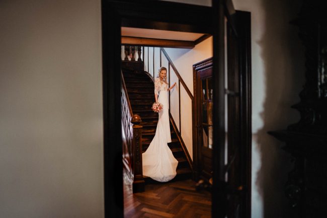 Hochzeit auf dem Weingut Nägelsförst bei Baden-Baden fotografiert von Lisa Un Andi Photography. Braut im Brautkleid von der Bridalboutique Baden-Baden. Freie Trauung mit Blick über die Weinreben.