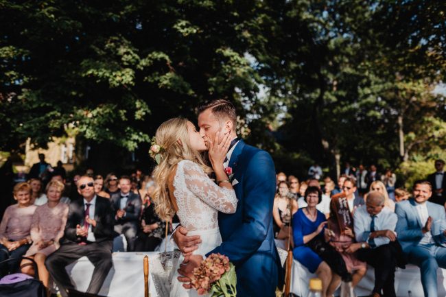Hochzeit auf dem Weingut Nägelsförst bei Baden-Baden fotografiert von Lisa Un Andi Photography. Braut im Brautkleid von der Bridalboutique Baden-Baden. Freie Trauung mit Blick über die Weinreben.
