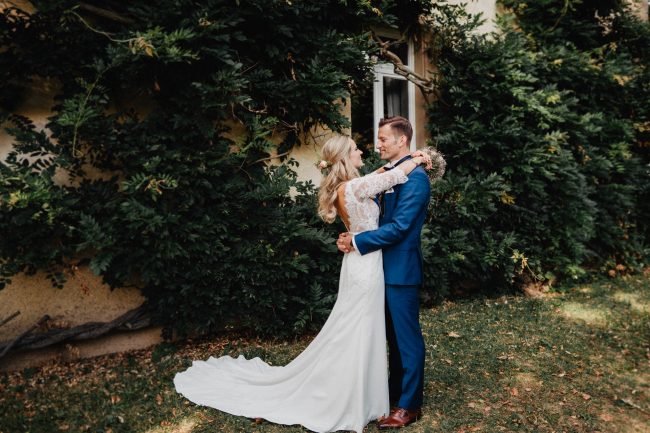 Hochzeit auf dem Weingut Nägelsförst bei Baden-Baden fotografiert von Lisa Un Andi Photography. Braut im Brautkleid von der Bridalboutique Baden-Baden.