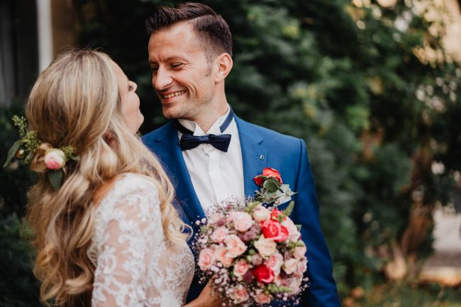 Hochzeit auf dem Weingut Nägelsförst bei Baden-Baden fotografiert von Lisa Un Andi Photography. Braut im Brautkleid von der Bridalboutique Baden-Baden.