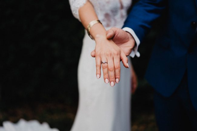Hochzeit auf dem Weingut Nägelsförst bei Baden-Baden fotografiert von Lisa Un Andi Photography. Braut im Brautkleid von der Bridalboutique Baden-Baden.