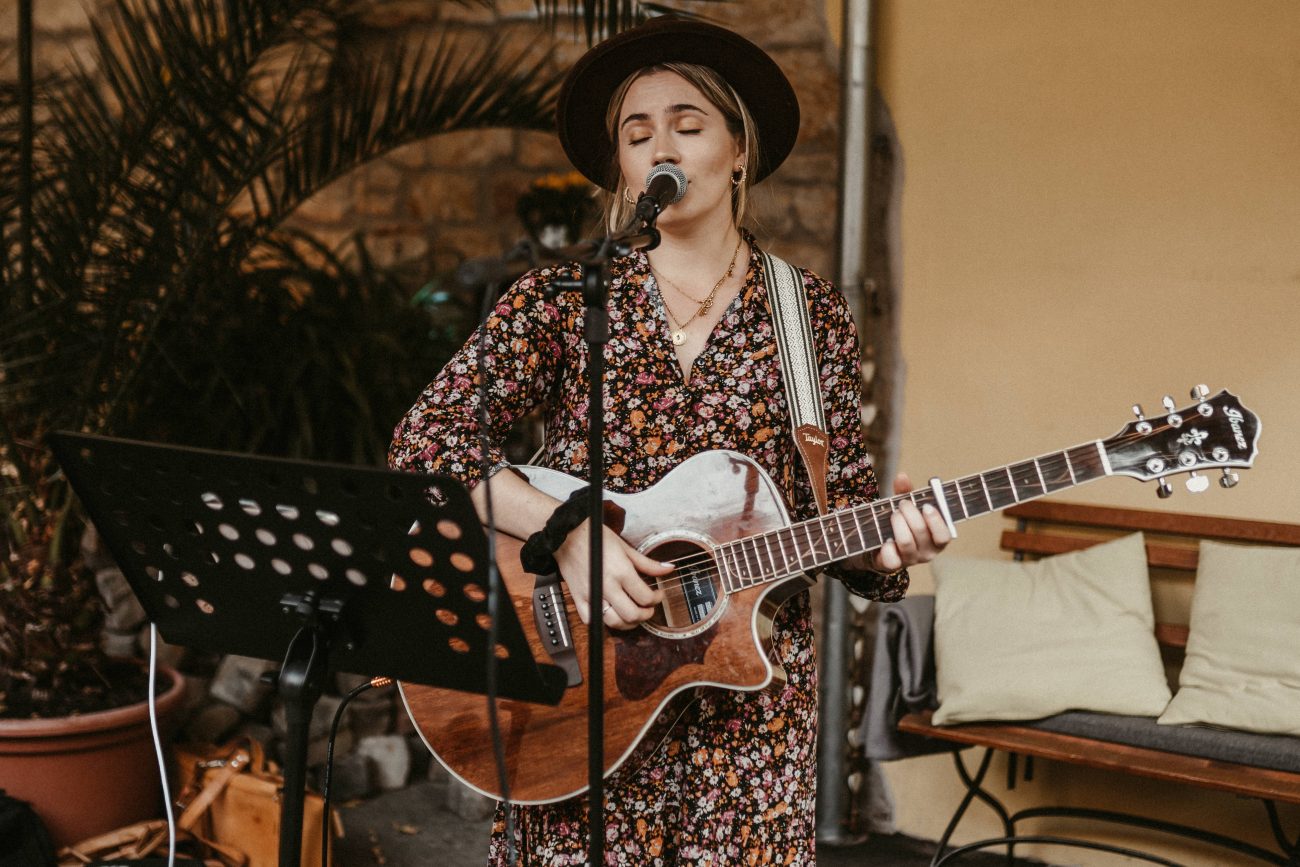 Herzstimme Jule Sophie, Hochzeitssängerin mit Gitarre und Mitglied der Blackforest-Wedding-Crew