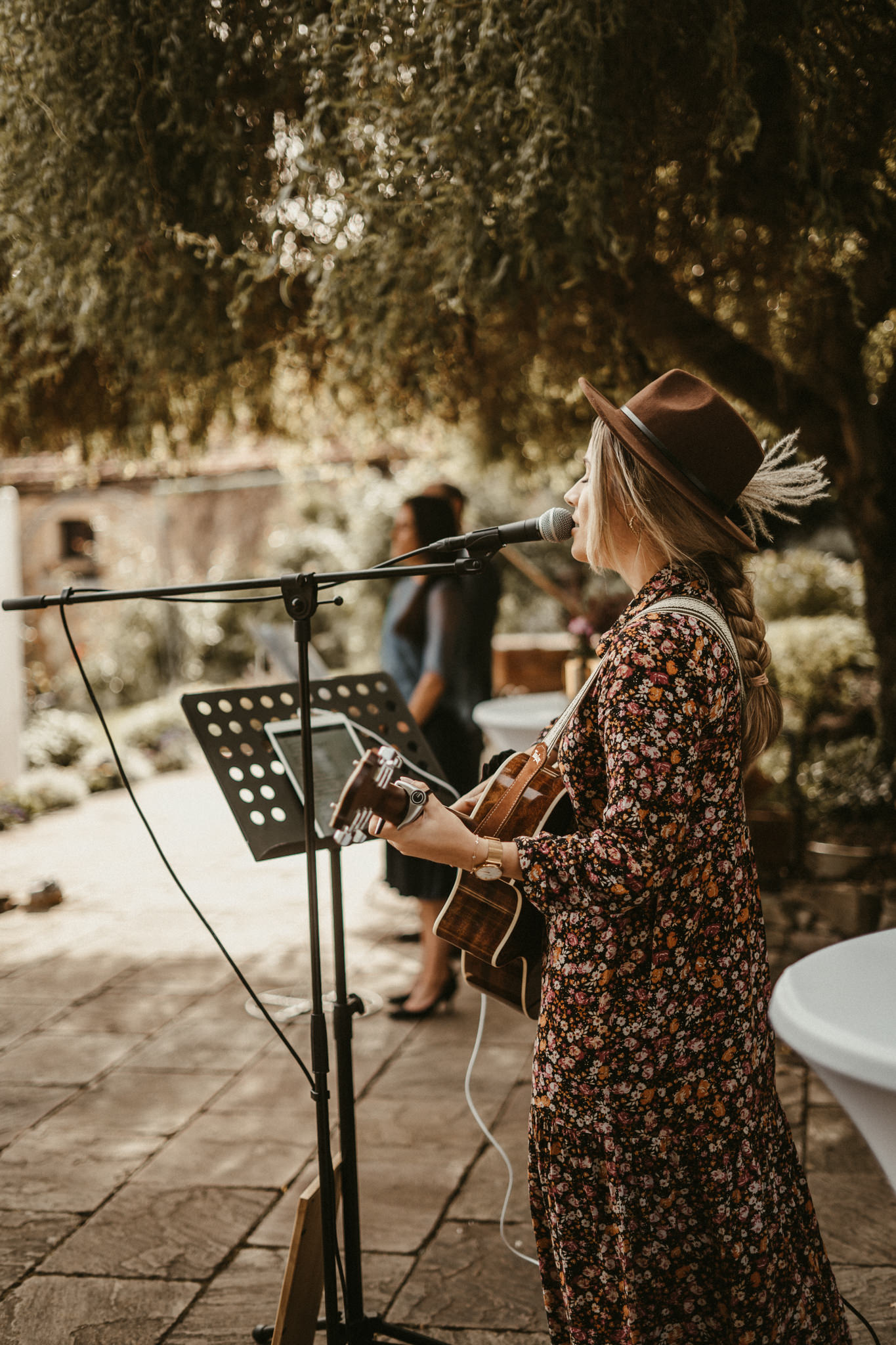 Herzstimme Jule Sophie, Hochzeitssängerin mit Gitarre und Mitglied der Blackforest-Wedding-Crew