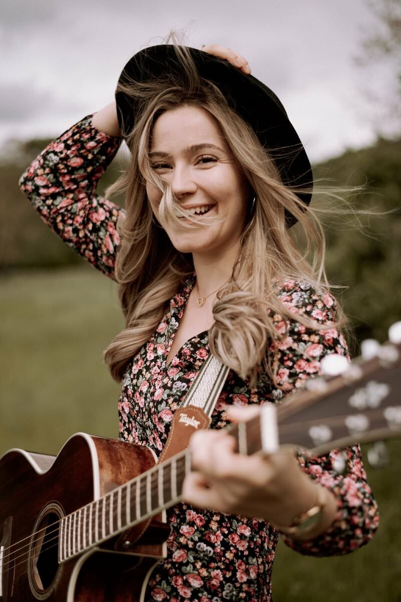 Herzstimme Jule Sophie, Hochzeitssängerin mit Gitarre und Mitglied der Blackforest-Wedding-Crew