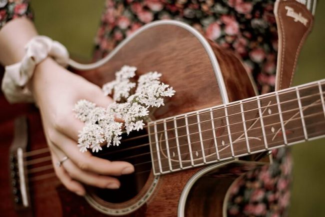 Herzstimme Jule Sophie, Hochzeitssängerin mit Gitarre und Mitglied der Blackforest-Wedding-Crew